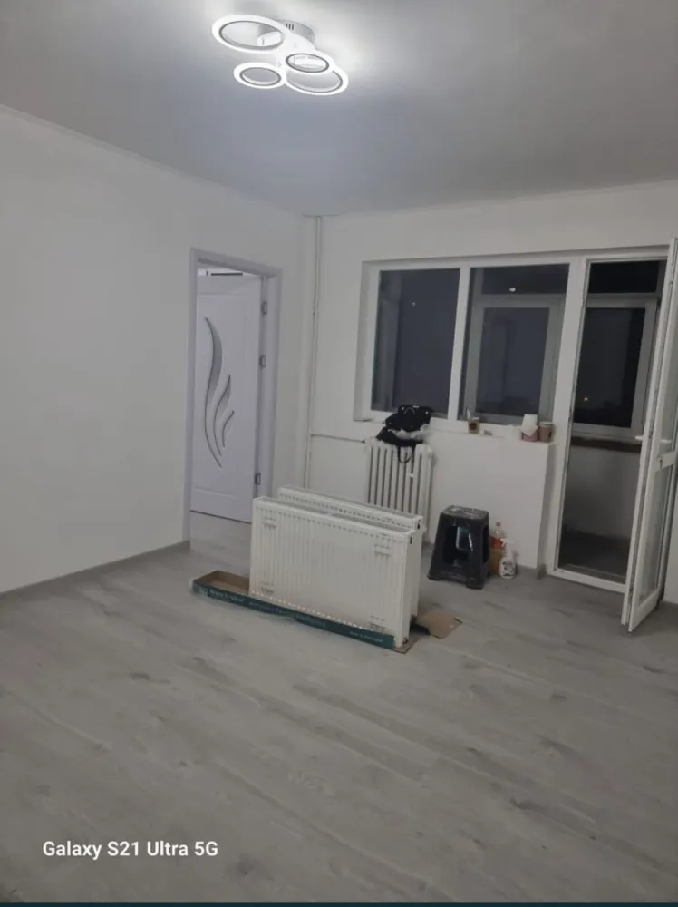 Vand apartament 3 camere - Vind apartament 3 camere semidecomandat liber acte la zi proprietar tel 07********65 suprafață 48mp îmbunătățiri de actualitate gaze la usa rog seriozitate acte la zi liber tel 07*******65 zona groapă școală 8 et 3