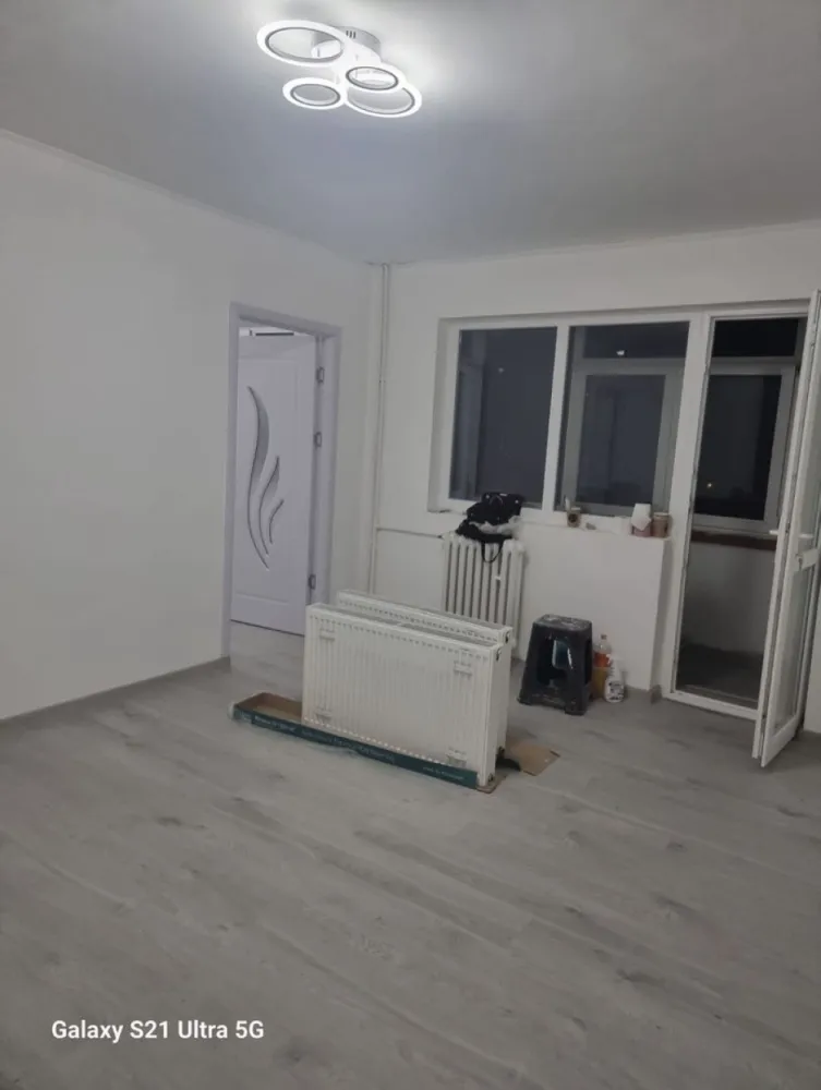 Vand apartament 3 camere - Vind apartament 3 camere semidecomandat liber acte la zi proprietar tel 07********65 suprafață 48mp îmbunătățiri de actualitate gaze la usa rog seriozitate acte la zi liber tel 07*******65 zona groapă școală 8 et 3