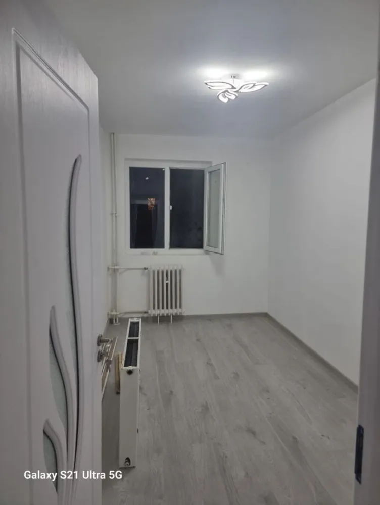 Vand apartament 3 camere - Vind apartament 3 camere semidecomandat liber acte la zi proprietar tel 07********65 suprafață 48mp îmbunătățiri de actualitate gaze la usa rog seriozitate acte la zi liber tel 07*******65 zona groapă școală 8 et 3