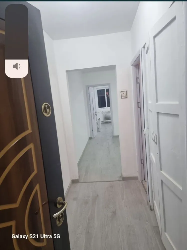 Vand apartament 3 camere - Vind apartament 3 camere semidecomandat liber acte la zi proprietar tel 07********65 suprafață 48mp îmbunătățiri de actualitate gaze la usa rog seriozitate acte la zi liber tel 07*******65 zona groapă școală 8 et 3