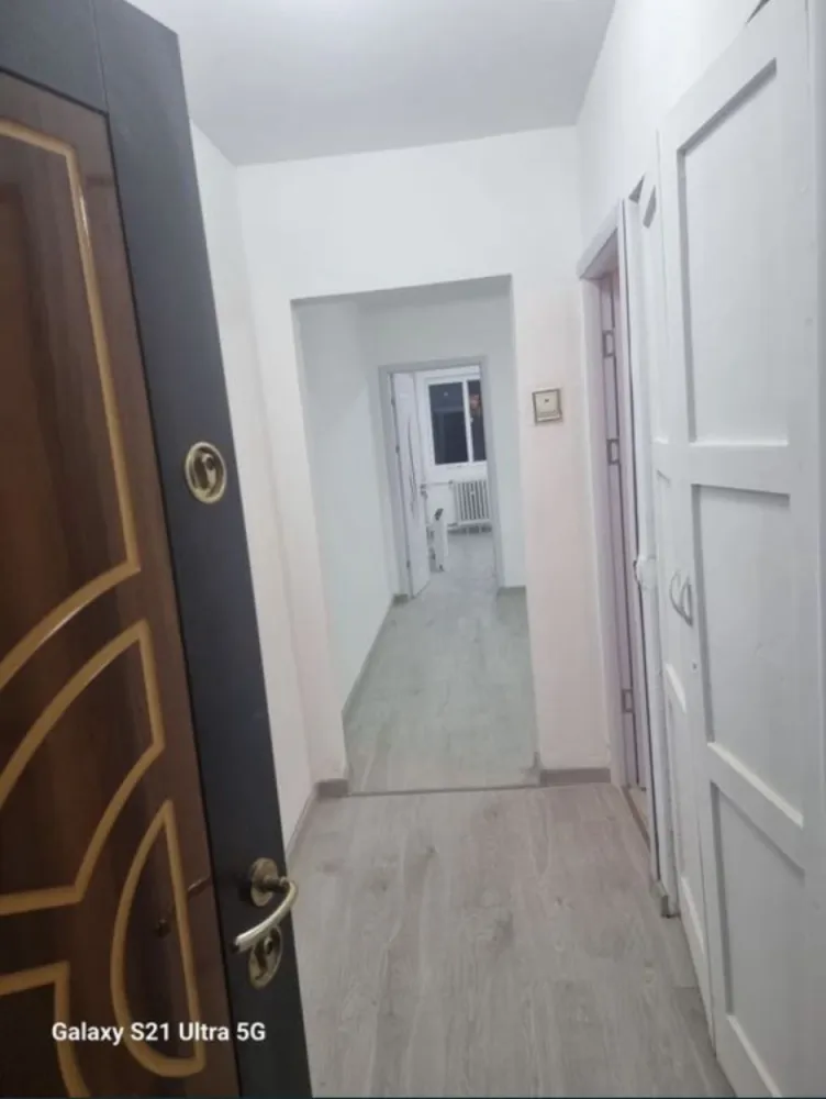 Vand apartament 3 camere