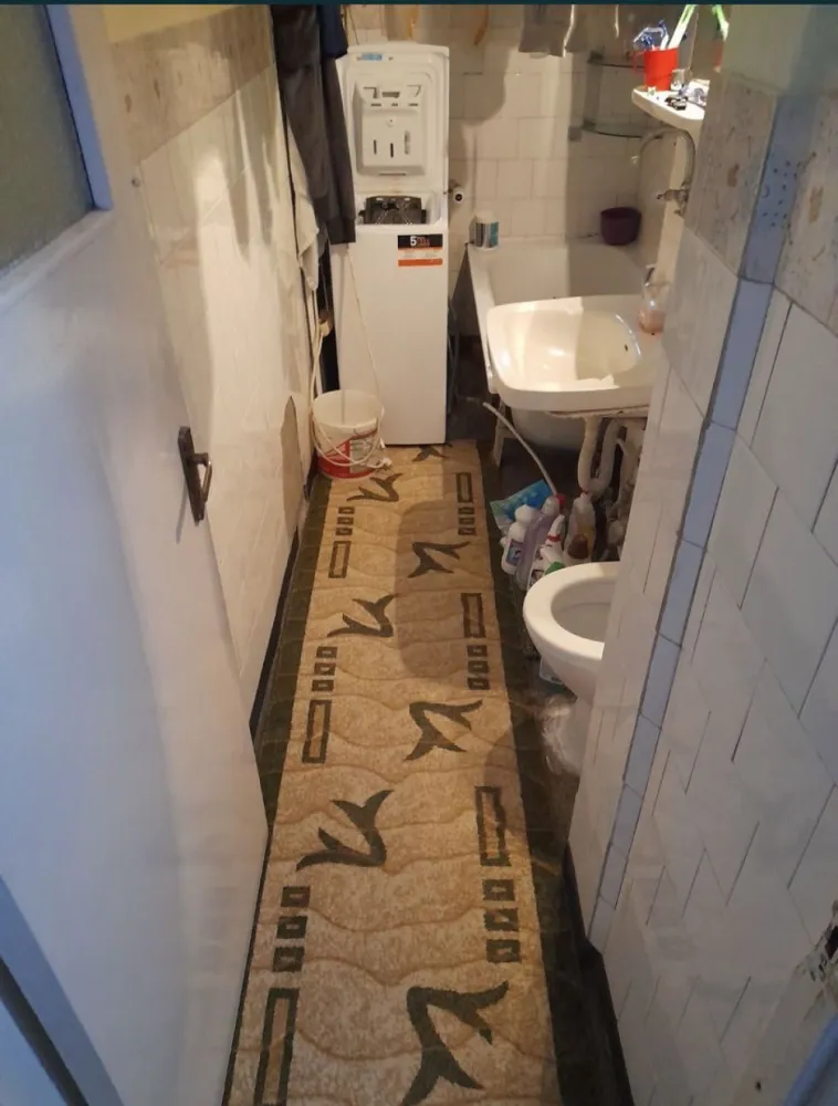 Vand apartament 3 camere zona Casa de cultura - Apartament 3 camere amplasat pe Aleea Nalbei ,zona Casa de cultura, semidecomandat,se află la etajul 4/4. Apartamentul nu are îmbunătățiri ,necesită renovare. Nu s-a investit în apartament în ideea ca cel care îl cumpără să îl facă după bunul său plac. Acesta este încadrat și foarte călduros, este racordat la încălzire termică, însă gazele sunt la usa apartamentului. Blocul este amplasat într-o zonă liniștită, în fața blocului se află loc de joacă pentru copii (Țara Piticilor),în apropiere se află Casa de cultura,liceul Sportiv ,liceul de Arte, farmacii, supermachet, stație de mijloc de transport în comun. Pe aleea din față blocului sunt locuri de parcare (nu de la primărie). Apartamentul a fost al părinților mei. Prețul este de 70000 euro negociabil.Ofer și solicit seriozitate. Telefon : 07******60