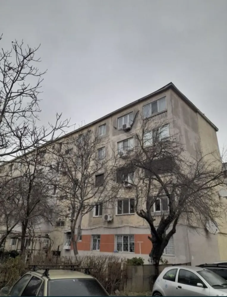 Vand apartament 3 camere zona Casa de cultura - Apartament 3 camere amplasat pe Aleea Nalbei ,zona Casa de cultura, semidecomandat,se află la etajul 4/4. Apartamentul nu are îmbunătățiri ,necesită renovare. Nu s-a investit în apartament în ideea ca cel care îl cumpără să îl facă după bunul său plac. Acesta este încadrat și foarte călduros, este racordat la încălzire termică, însă gazele sunt la usa apartamentului. Blocul este amplasat într-o zonă liniștită, în fața blocului se află loc de joacă pentru copii (Țara Piticilor),în apropiere se află Casa de cultura,liceul Sportiv ,liceul de Arte, farmacii, supermachet, stație de mijloc de transport în comun. Pe aleea din față blocului sunt locuri de parcare (nu de la primărie). Apartamentul a fost al părinților mei. Prețul este de 70000 euro negociabil.Ofer și solicit seriozitate. Telefon : 07******60