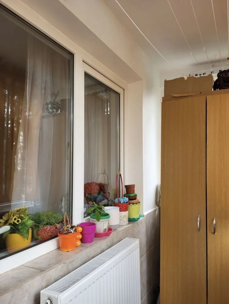 Apartament 3 camere - Apartament pe Ion luca Caragiale,aproape de Cora si de Inel 2..., 3 camere semidecomandat, 48 m,la parter,cu beci in casa(de 2 camere,foarte bun ptr depozitat) plus gradina,cu iesire din balcon. Apartamentul este renovat total,gresie,faianta,parchet,usi toate sunt noi! Instalatia electrica este noua,calorifere si centrala pe gaze noi! Termopane noi,usa metalica noua! Izolat exterior! Foarte calduros apartamentul.actele sunt in regula! Foisor in curtea din jurul apartamentului! Se vinde partial mobilat! Acces facil la piata Cora,scola8,gradinita,statii de autobuz aproape!