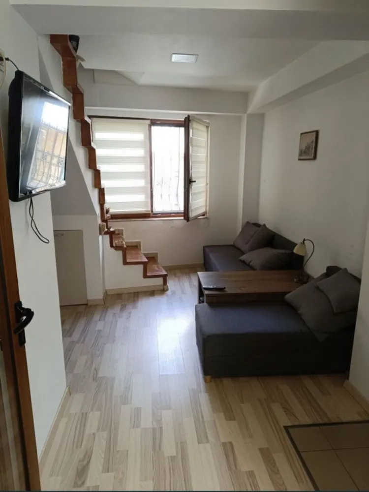 Ap mic si cochet in Piata Ovidiu - Apartament in piata Ovidiu pe o stradă foarte bine cotata, aproape de plaja Modern și Biserica Greaca, pretabil atât pentru locuit , cât și pentru inchiriat in sezonul estival. Pentru mai multe detalii și fotografii , rog mesaj privat sau apel telefonic .