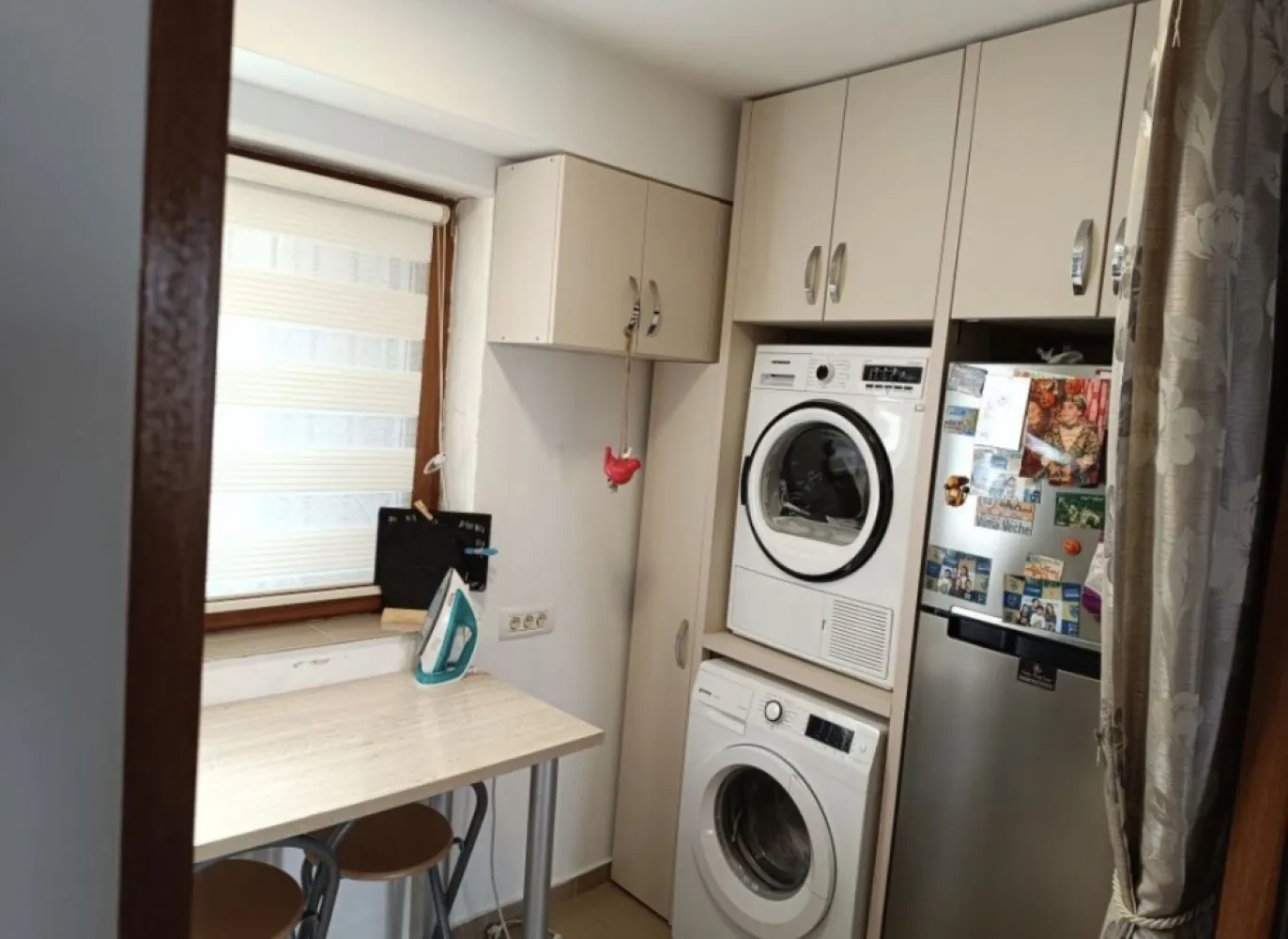 Ap mic si cochet in Piata Ovidiu - Apartament in piata Ovidiu pe o stradă foarte bine cotata, aproape de plaja Modern și Biserica Greaca, pretabil atât pentru locuit , cât și pentru inchiriat in sezonul estival. Pentru mai multe detalii și fotografii , rog mesaj privat sau apel telefonic .