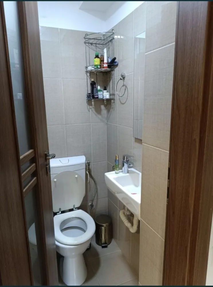 Ap mic si cochet in Piata Ovidiu - Apartament in piata Ovidiu pe o stradă foarte bine cotata, aproape de plaja Modern și Biserica Greaca, pretabil atât pentru locuit , cât și pentru inchiriat in sezonul estival. Pentru mai multe detalii și fotografii , rog mesaj privat sau apel telefonic .