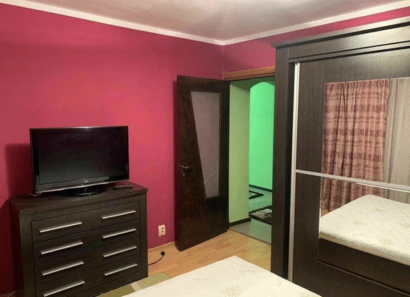 Prorpietar vand apartament 3 camere decomandat confort 0 - *Proprietar, Vand apartament cu 3 camere,decomandat,mobilat si utilat, etajul 4 din 4 ,zona Far – Bulevardul 1MAI *Apartamentul dispune de centrala pe gaz,aer conditionat ,2 bai! In apropiere sunt 3 parcuri,banzinarii,banci ,scoala ,gradinita,supermarket-uri. *Blocul se afla cu intrare din bulevardul principal iar vederea este spre mare si portul Constanta *Centrala gaze si instalatie in garatie, frigider LG NoFrost , 2 televizoare (unul sony smart 3D active 125cm), masina de spalat, aer conditionat, aragaz, cuptor cu microunde, expressor cafea automat, absolut tot ce este necesar unei familii sa locuiasca. Mai multe detalii sau poze la numarul din anunt.