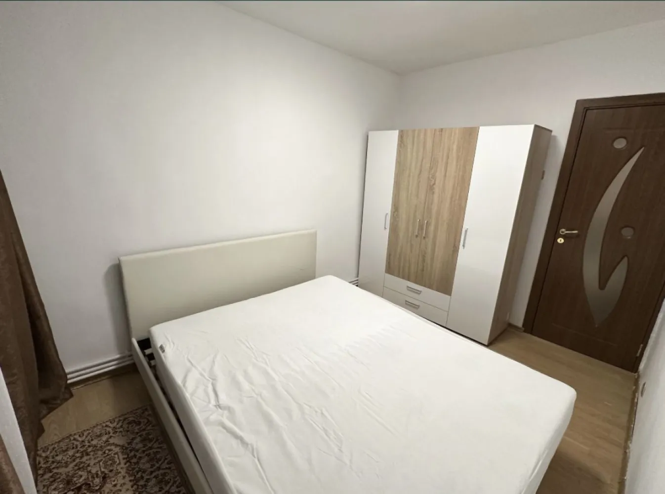 Apartament zona Anda - Vând apartament 3 camere in zona Anda, cu suprafața utila 76 mp + 12 mp beci exterior, parter. Modernizat recent, apartamentul dispune de 2 dormitoare, o baie, 2 holuri și living open space cu bucatarie și balcon. Apartamentul are 2 intrări, prin scara blocului și prin balcon. Accesul in boxa se face din balcon, încălzirea - centrala gaz. Zona liniștita cu magazine, farmacii, stații peco foarte aproape. Mai multe detalii la telefon.