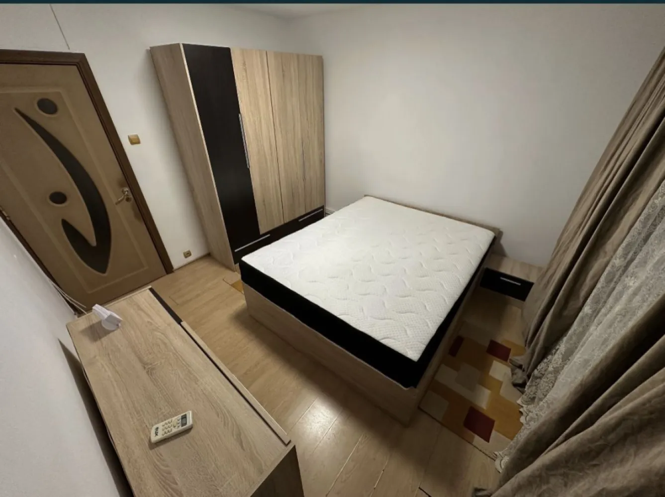 Apartament zona Anda - Vând apartament 3 camere in zona Anda, cu suprafața utila 76 mp + 12 mp beci exterior, parter. Modernizat recent, apartamentul dispune de 2 dormitoare, o baie, 2 holuri și living open space cu bucatarie și balcon. Apartamentul are 2 intrări, prin scara blocului și prin balcon. Accesul in boxa se face din balcon, încălzirea - centrala gaz. Zona liniștita cu magazine, farmacii, stații peco foarte aproape. Mai multe detalii la telefon.