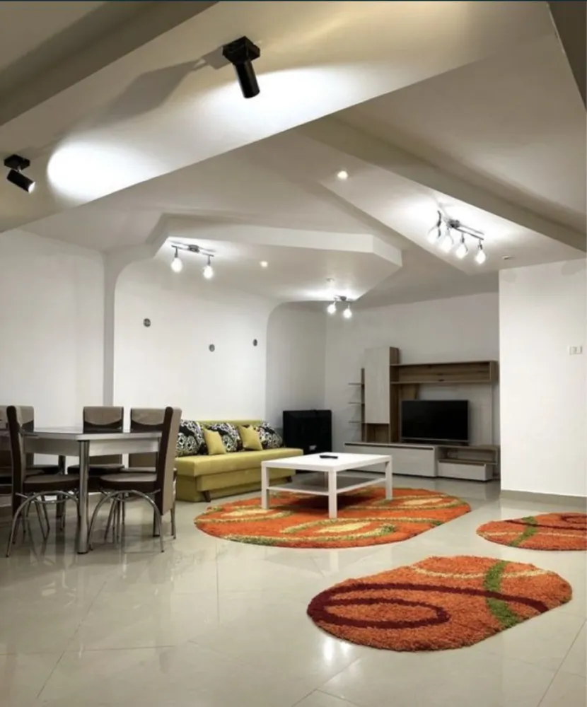 Apartament zona Anda - Vând apartament 3 camere in zona Anda, cu suprafața utila 76 mp + 12 mp beci exterior, parter. Modernizat recent, apartamentul dispune de 2 dormitoare, o baie, 2 holuri și living open space cu bucatarie și balcon. Apartamentul are 2 intrări, prin scara blocului și prin balcon. Accesul in boxa se face din balcon, încălzirea - centrala gaz. Zona liniștita cu magazine, farmacii, stații peco foarte aproape. Mai multe detalii la telefon.