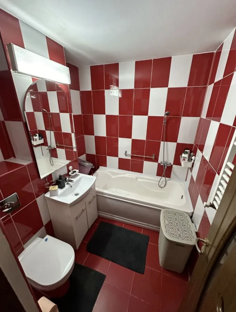 Apartament zona Anda - Vând apartament 3 camere in zona Anda, cu suprafața utila 76 mp + 12 mp beci exterior, parter. Modernizat recent, apartamentul dispune de 2 dormitoare, o baie, 2 holuri și living open space cu bucatarie și balcon. Apartamentul are 2 intrări, prin scara blocului și prin balcon. Accesul in boxa se face din balcon, încălzirea - centrala gaz. Zona liniștita cu magazine, farmacii, stații peco foarte aproape. Mai multe detalii la telefon.