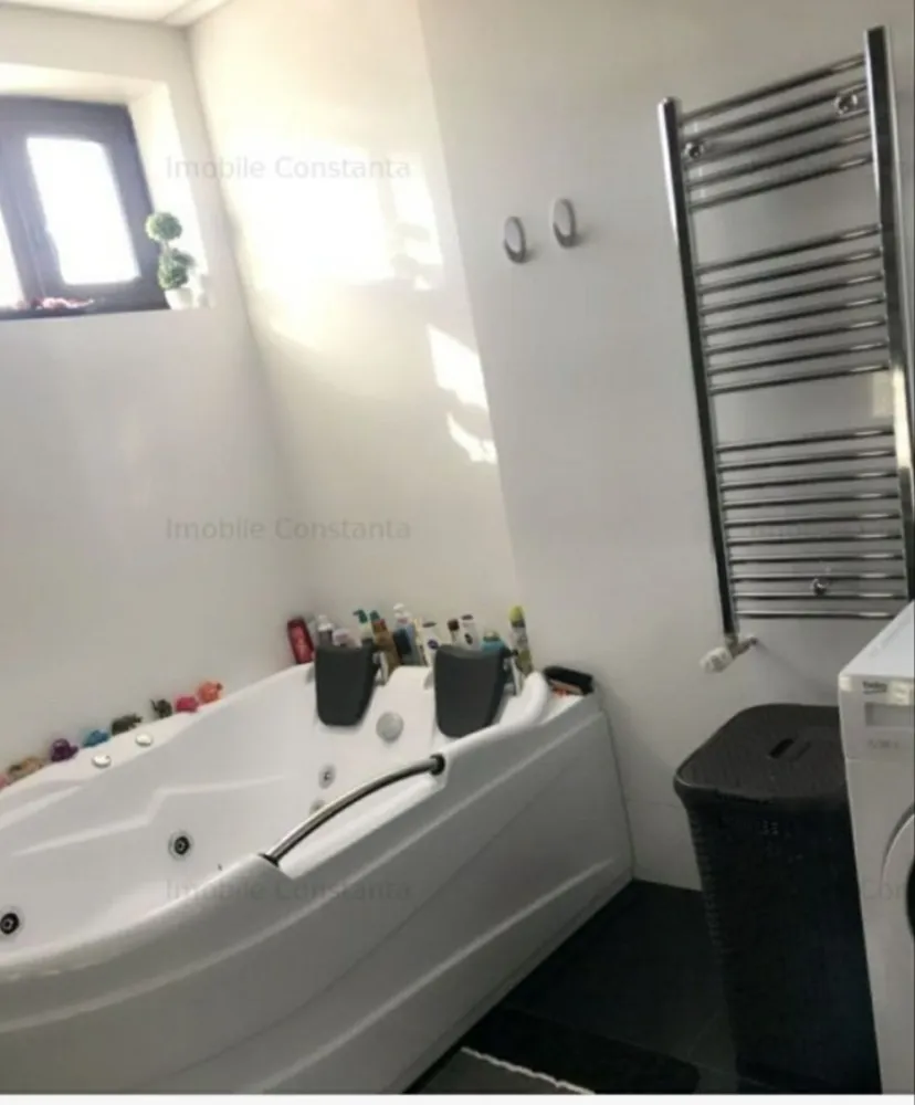 Ap 3 camere - Vă ofer spre vânzare apartament 3 camere, decomandate, mobilat, cu suprafața utila de 71 metri pătrați,etaj 3/4, cu toate utilitățile în zona Tomis Plus. Preț 130000 EUR. Telefon 0770548706.