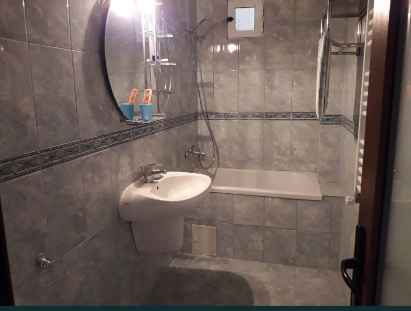 Ap 3 camere - Vă ofer spre vânzare apartament 3 camere, decomandate, mobilat, cu suprafața utila de 71 metri pătrați,etaj 3/4, cu toate utilitățile în zona Tomis Plus. Preț 130000 EUR. Telefon 0770548706.