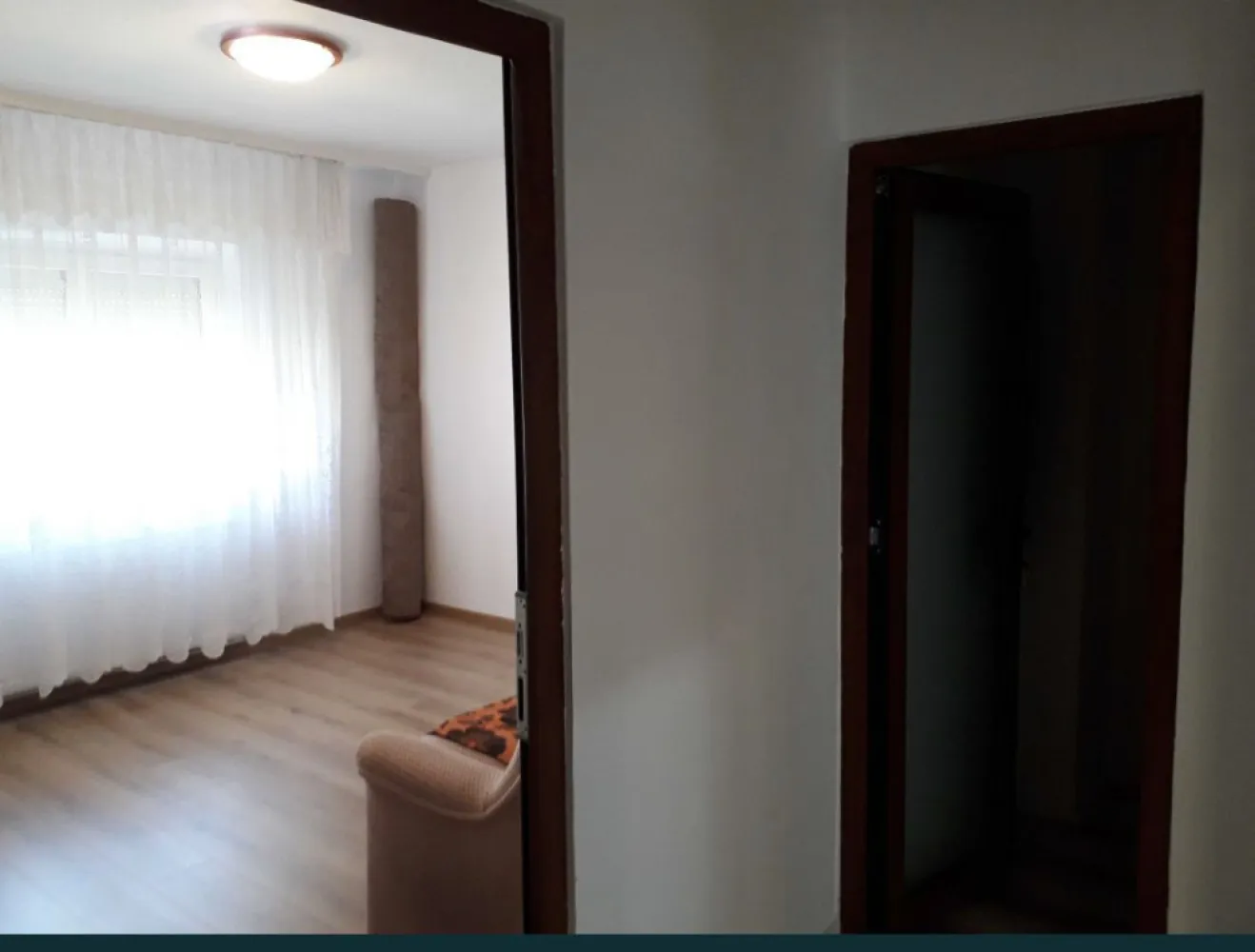 Ap 3 camere - Vă ofer spre vânzare apartament 3 camere, decomandate, mobilat, cu suprafața utila de 71 metri pătrați,etaj 3/4, cu toate utilitățile în zona Tomis Plus. Preț 130000 EUR. Telefon 0770548706.