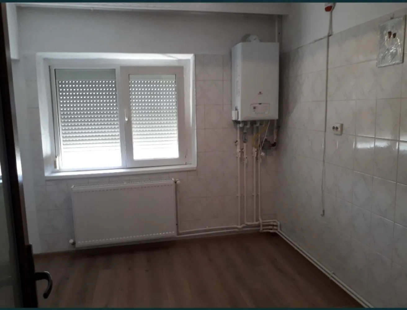 Ap 3 camere - Vă ofer spre vânzare apartament 3 camere, decomandate, mobilat, cu suprafața utila de 71 metri pătrați,etaj 3/4, cu toate utilitățile în zona Tomis Plus. Preț 130000 EUR. Telefon 0770548706.