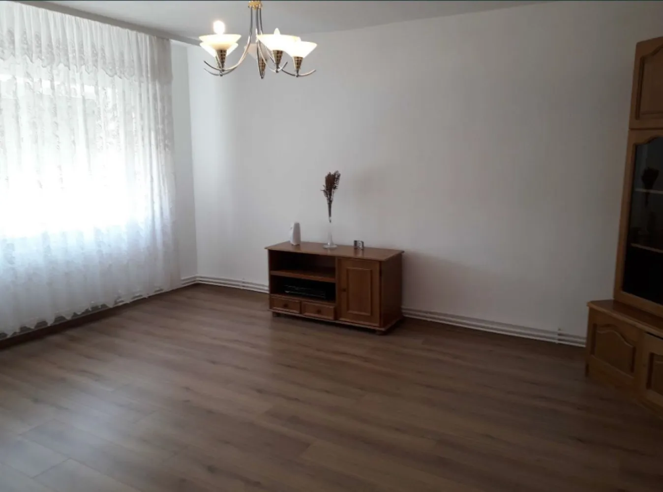 Ap 3 camere - Vă ofer spre vânzare apartament 3 camere, decomandate, mobilat, cu suprafața utila de 71 metri pătrați,etaj 3/4, cu toate utilitățile în zona Tomis Plus. Preț 130000 EUR. Telefon 0770548706.