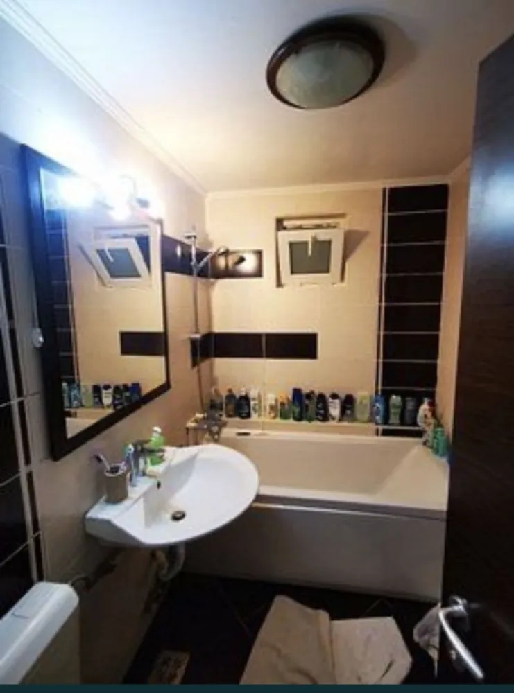 Apartament zona Inel II - Va propunem spre Vanzare un Apartament de 3 Camere Decomandate Confort 0, avand o Suprafata Utila de 80m², cu Balcon, in zona Inel II, situat la Parter (Inalt) intr-un bloc de 4 Etaje, construit in jurul anului 1990. Imobilul este Foarte Luminos, are vedere Bilaterala, punct cardinal Est-Vest, este Incadrat, izolat eXterior, are Aer conditionat si in plus beneficiaza si de o Boxa pe suprafata bucatariei. precum si de o Centrala pe Gaze. Apartamentul prezinta 2 Grupuri sanitare si se vinde Mobilat-Utilat