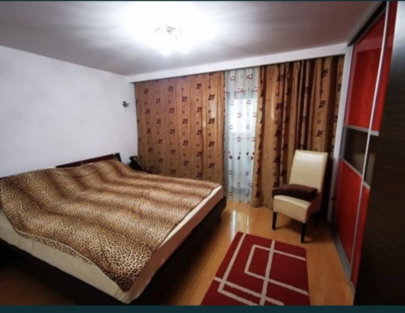 Apartament zona Inel II - Va propunem spre Vanzare un Apartament de 3 Camere Decomandate Confort 0, avand o Suprafata Utila de 80m², cu Balcon, in zona Inel II, situat la Parter (Inalt) intr-un bloc de 4 Etaje, construit in jurul anului 1990. Imobilul este Foarte Luminos, are vedere Bilaterala, punct cardinal Est-Vest, este Incadrat, izolat eXterior, are Aer conditionat si in plus beneficiaza si de o Boxa pe suprafata bucatariei. precum si de o Centrala pe Gaze. Apartamentul prezinta 2 Grupuri sanitare si se vinde Mobilat-Utilat