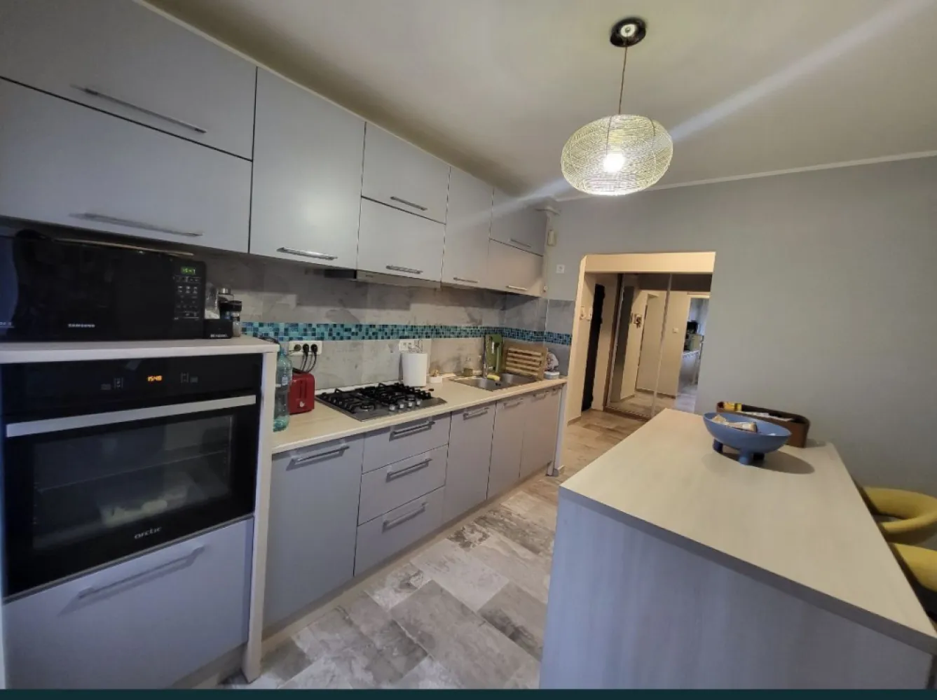 Vand ap 3 camere - Apartament spatios cu 3 camere de vanzare in zona Dacia Constanta, cu vedere la bulevardul Tomis. Situat la etajul 1 din 4 intr-un bloc intretinut, cu o scara curata, amplasat in a doua linie de la bulevard, departe de zgomot, apartamentul are o suprafata utila de 74 mp si dispune de multiple imbubatatiri printre care centrala pe gaze, tamplarie din aluminiu, aer conditionat, cuptor incorporabil, plita pe gaz, masina de spalat si uscator de rufe. Se vinde utilat si mobilat precum in poze. Pentru mai multe detalii apelati 0723317031
