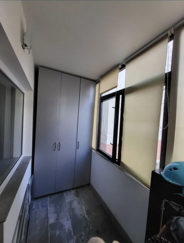 Vand ap 3 camere - Apartament spatios cu 3 camere de vanzare in zona Dacia Constanta, cu vedere la bulevardul Tomis. Situat la etajul 1 din 4 intr-un bloc intretinut, cu o scara curata, amplasat in a doua linie de la bulevard, departe de zgomot, apartamentul are o suprafata utila de 74 mp si dispune de multiple imbubatatiri printre care centrala pe gaze, tamplarie din aluminiu, aer conditionat, cuptor incorporabil, plita pe gaz, masina de spalat si uscator de rufe. Se vinde utilat si mobilat precum in poze. Pentru mai multe detalii apelati 0723317031