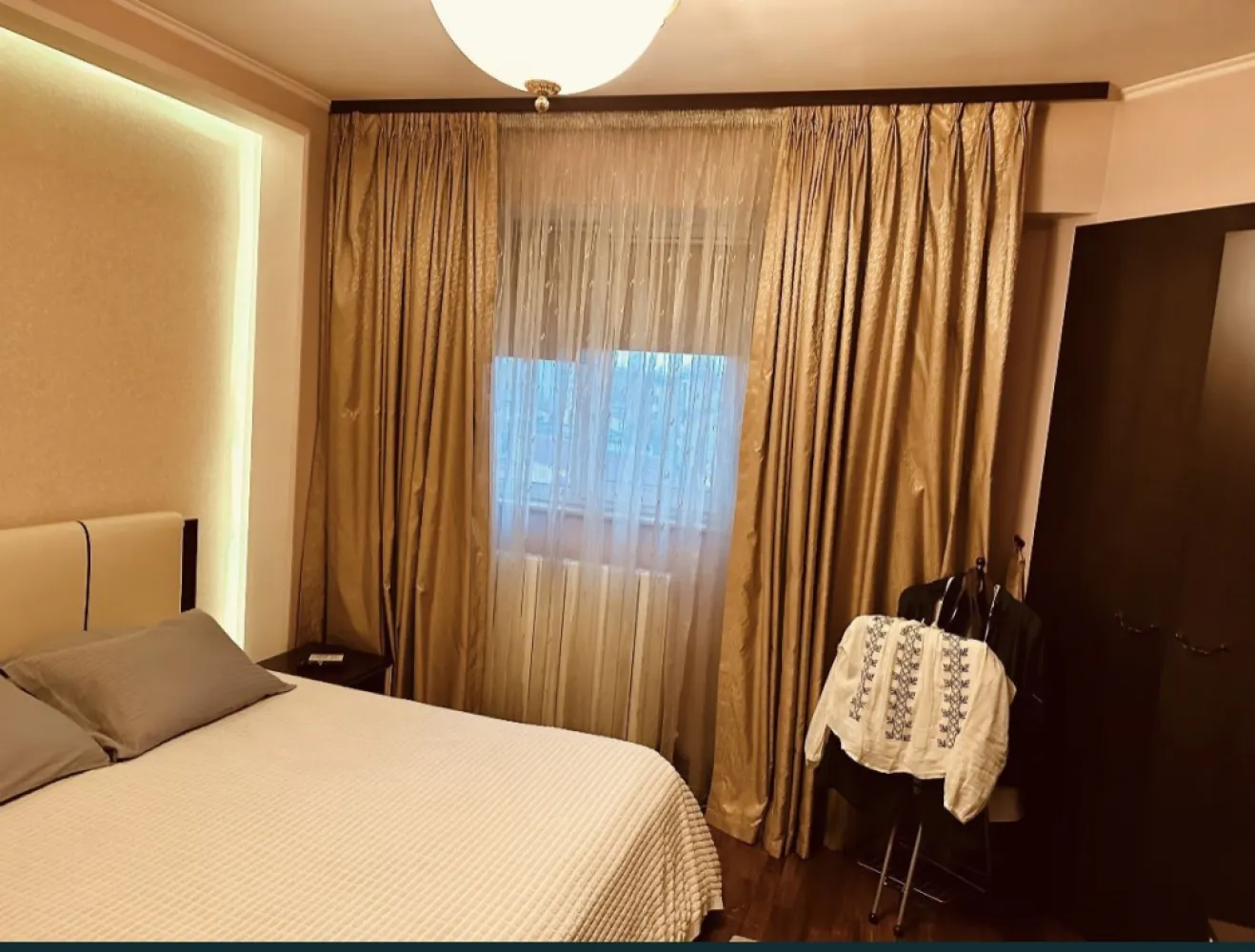 Vand ap 3 camere - Vand apartament 3 camere , zona Trocadero. Apartamentul este renovat in totalitate,incluzand si instalatiile electrice si sanitare. Apartamentul se vinde total mobilat si utilat.
