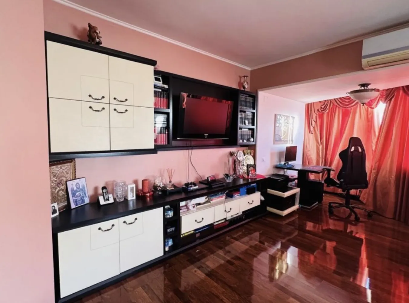 Vand ap 3 camere - Vand apartament 3 camere , zona Trocadero. Apartamentul este renovat in totalitate,incluzand si instalatiile electrice si sanitare. Apartamentul se vinde total mobilat si utilat.