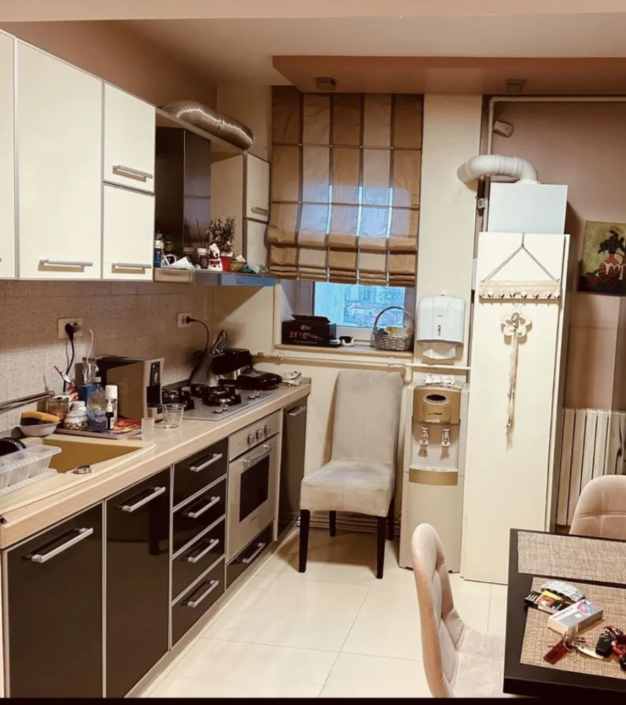 Vand ap 3 camere - Vand apartament 3 camere , zona Trocadero. Apartamentul este renovat in totalitate,incluzand si instalatiile electrice si sanitare. Apartamentul se vinde total mobilat si utilat.