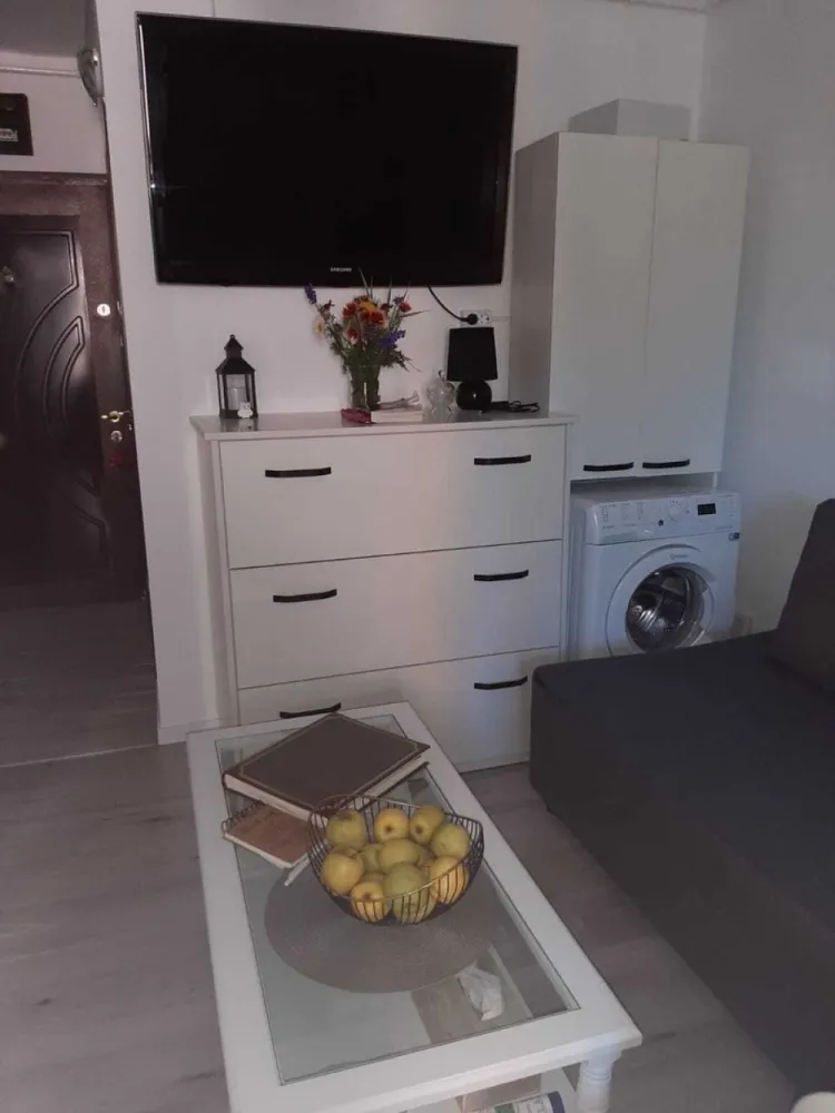 Vând garsonieră zona Ostrovului Satu Mare - Garsonieră cu balcon, baie utilată, bucătărie utilată, mobilată, geamuri termopan, boiler electric, aer condiționat, cuptor electric, de curând renovată într-un stil modern.