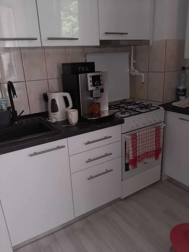 Vând garsonieră zona Ostrovului Satu Mare - Garsonieră cu balcon, baie utilată, bucătărie utilată, mobilată, geamuri termopan, boiler electric, aer condiționat, cuptor electric, de curând renovată într-un stil modern.
