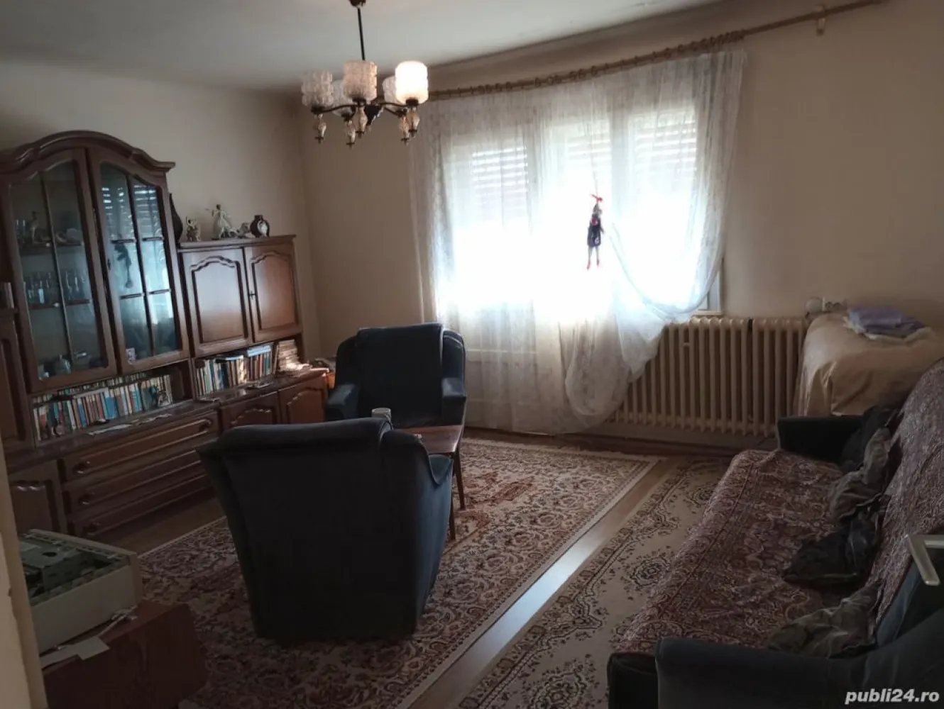 ageuropa.ro vinde apt. 3 cam la casa in zona 14 Mai. - Agenția EUROPA vinde apartament la casa P+1 Etaj si teren (singur in curte) in zona 14 Mai . Se accepta si in schimb cu un apartament la bloc. Direct de la proprietar la un pret de 700 euro mp, fara comisioane. Sufrageria de la parter are suprafata de 24 mp si se poate reconfigura modern in living + bucatarie. Casa pretabila ca si locuinta, cabinet medical, cabinet stomatologic, sediu de firma. Casa P+1 Etaj, singur in curte, construita in 1979 in Satu Mare, str Axente Sever colt cu str Argesului (900 m de la casa pe str Argesului pana la magazin LIDL din str Rodnei): Suprafata totala de casa 112 mp este dispusa pe 2 nivele P+1 Etaj respectiv: - parter 56 mp compus din 1 camera de 24 mp, 1 bucatarie, 1 baie, hol (beci cu intrare din hol parter) - etaj 56 mp compus din 2 camere, 1 baie, hol si 1 balcon Suprafata totala de teren 100 mp (singur in curte) din care ocupata la sol de casa 56 mp Fundatie solida si inalta (are si beci cu coborare din holul de la parter), constructie realizata in anul 1979, peretii interiori exteriori sunt din caramida, se poate mansarda ca si la casa vecina. Casa are parchet de lemn in camere, usi geamuri de lemn, incalzire centrala termica autorizata cu radiatoare de otel si intalatie termica in cupru, gresie faianta in bai. Casa este locuibila la nivel de an 2004 cand a fost renovata si este racordata la reteaua publica de apa canal, gaz, curent. Pret 79.000 euro, negociabil, pentru aceasta casa P+1E in suprafata totala constructie 112 mp (fundatie de beton si pereti de caramida) rezulta un pret de 700 euro pe metru patrat (sub pret mp de apartament in bloc), inclus terenul de 100 mp. In apropiere casei: Agenția Județeană pentru Ocuparea Forței de Muncă Satu-Mare, Liceul Teologic Ortodox Român Nicolae Steinhardt, Grădinița cu Program Prelungit 14 Mai, Lidl str Rodnei, Aquastar. Din perspectiva suprafetei de 100 mp de teren aceasta casa P+1E poate sa fie o alternativa foarte buna la apartamentul cu 3, 4 camere din bloc in zona linistita de case si in apropiere de scoli, gradinite. Nu doresc schimb in Satu Mare, posibil schimb cu proprietate in Baia Mare sau Cluj Floresti