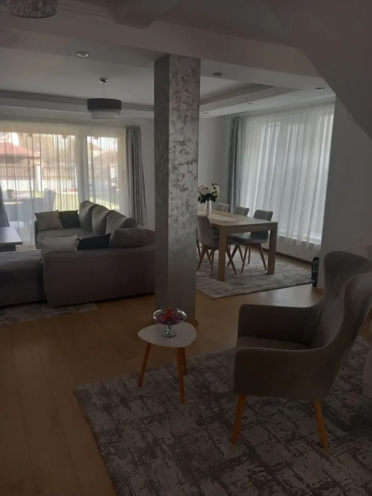 BRASADAS vinde casa NOUA cu etaj în zona UNIRII. - Agenția imobiliara BRASADAS vinde casa individuala constructie 2022, 235 mp, teren 560 mp. -3 dormitoare, 2 dressing, 2 bai, living, bucatărie, camara, garaj, 2 balcoane, terasa Casa se vinde mobilat-utilat. Pentru mai multe oferte accesați www.brasadas.com