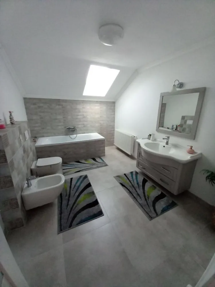 BRASADAS vinde casa NOUA cu etaj în zona UNIRII. - Agenția imobiliara BRASADAS vinde casa individuala constructie 2022, 235 mp, teren 560 mp. -3 dormitoare, 2 dressing, 2 bai, living, bucatărie, camara, garaj, 2 balcoane, terasa Casa se vinde mobilat-utilat. Pentru mai multe oferte accesați www.brasadas.com