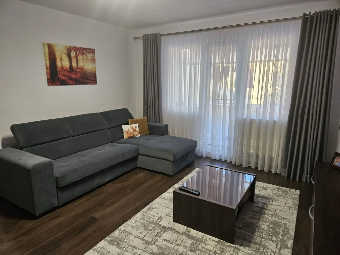 BRASADAS vinde ap 2 cam etaj 4/4 in Micro 16. - Agentia Imobiliara BRASADAS vinde apartament cu 2 camere în micro 16 prima etapa ,etaj 4/4 cu acoperiș. Apartamentul a fost renovat în totalitate în 2017. Instalație de curent noua Instalație de apa noua Geamuri termopan Usi ,parchet laminat Mobilier Usa de siguranță Izolat exterior Se vinde mobilat și utilat. Www.brasadas.com.
