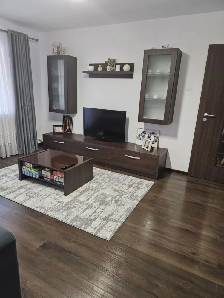 BRASADAS vinde ap 2 cam etaj 4/4 in Micro 16. - Agentia Imobiliara BRASADAS vinde apartament cu 2 camere în micro 16 prima etapa ,etaj 4/4 cu acoperiș. Apartamentul a fost renovat în totalitate în 2017. Instalație de curent noua Instalație de apa noua Geamuri termopan Usi ,parchet laminat Mobilier Usa de siguranță Izolat exterior Se vinde mobilat și utilat. Www.brasadas.com.