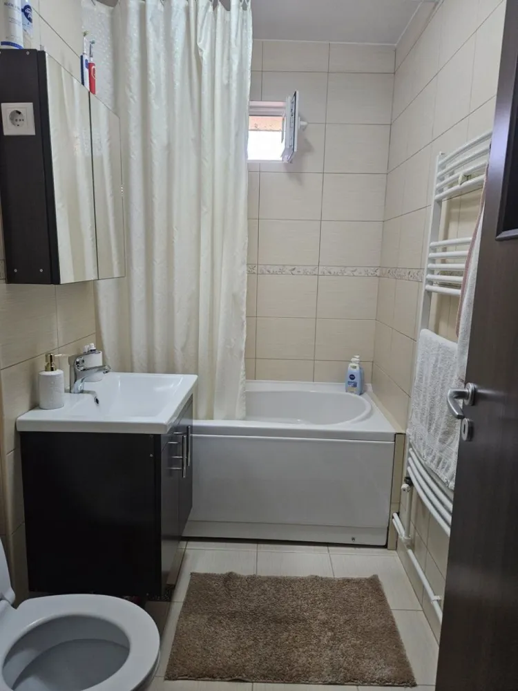 BRASADAS vinde ap 2 cam etaj 4/4 in Micro 16. - Agentia Imobiliara BRASADAS vinde apartament cu 2 camere în micro 16 prima etapa ,etaj 4/4 cu acoperiș. Apartamentul a fost renovat în totalitate în 2017. Instalație de curent noua Instalație de apa noua Geamuri termopan Usi ,parchet laminat Mobilier Usa de siguranță Izolat exterior Se vinde mobilat și utilat. Www.brasadas.com.