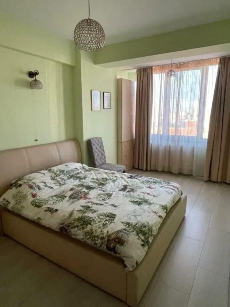 Apartament de lux zona bulevardul Unirii - Apartament superb situat in apropierea Bulevardului Unirii, dar si aproape de MALL VITAN, complet mobilat si utilat, cu acces la parcare. Apartamentul este decomandat, are o suprafata de 75 mp construiti si este dotat cu finisaje premium: â€˘ Parchet masiv exotic â€˘ Centrală termică de imobil pe gaz â€˘ Baie complet echipate cu obiecte sanitare şi accesorii de calitate superioară â€˘ Uşă de intrare metalică â€˘ 2 Lifturi Schindler â€˘ Interfon. â€˘ Tavan inaltat â€˘ Mobila personalizata pe comanda