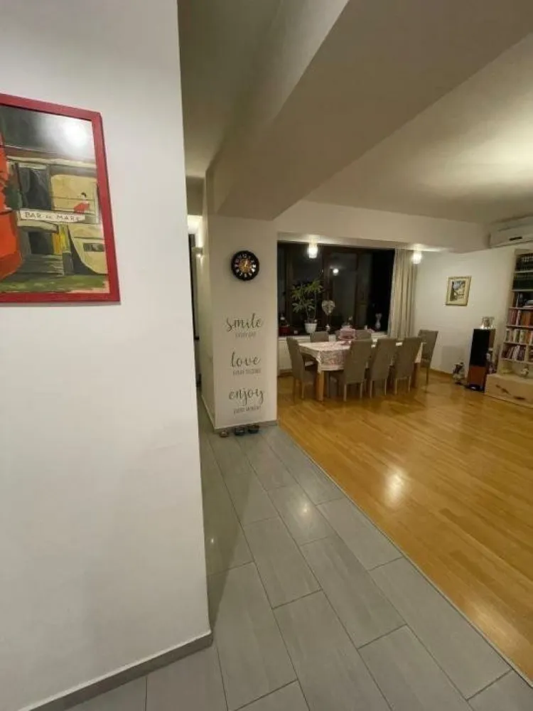 Apartament de lux zona bulevardul Unirii - Apartament superb situat in apropierea Bulevardului Unirii, dar si aproape de MALL VITAN, complet mobilat si utilat, cu acces la parcare. Apartamentul este decomandat, are o suprafata de 75 mp construiti si este dotat cu finisaje premium: â€˘ Parchet masiv exotic â€˘ Centrală termică de imobil pe gaz â€˘ Baie complet echipate cu obiecte sanitare şi accesorii de calitate superioară â€˘ Uşă de intrare metalică â€˘ 2 Lifturi Schindler â€˘ Interfon. â€˘ Tavan inaltat â€˘ Mobila personalizata pe comanda
