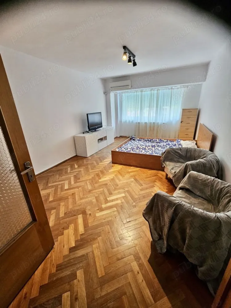 B-dul Unirii, Tribunal, 2 camere decomandate, bloc monolit, direct proprietar - Oferim spre vânzare un apartament de 2 camere, ultracentral, suprafața 70 mp, vedere pe spate, liniștit. Etaj 2 din 7. Disponibil imediat. Îmbunătățiri : geamuri termopan, jaluzele electrice, 3 aparate de aer conditionat. Loc de parcare .