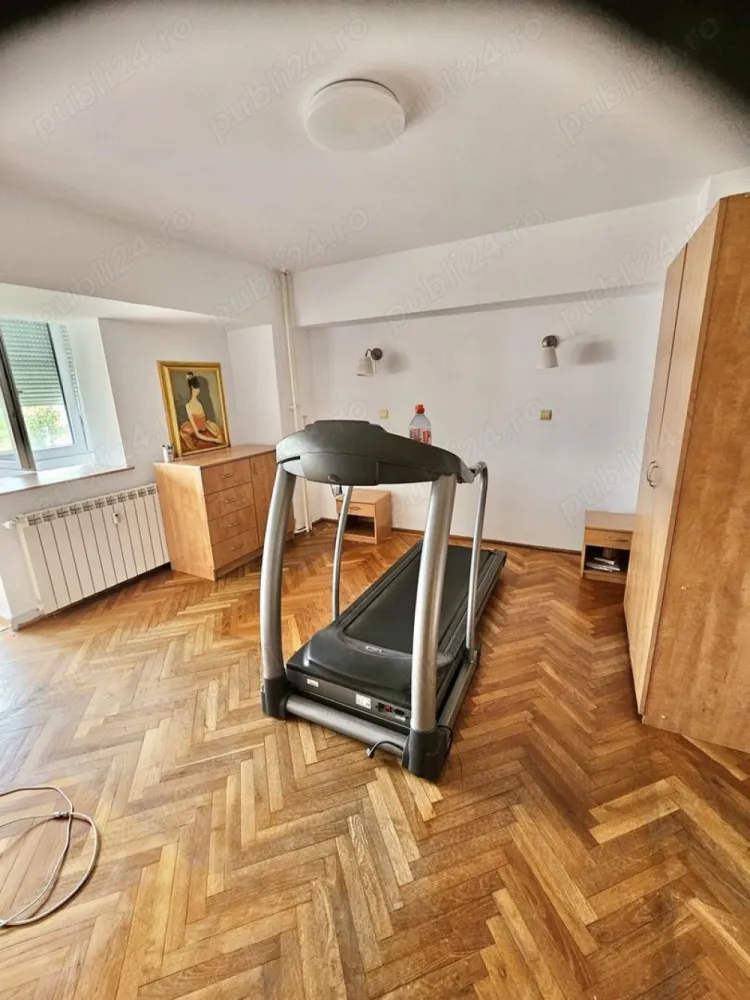 B-dul Unirii, Tribunal, 2 camere decomandate, bloc monolit, direct proprietar - Oferim spre vânzare un apartament de 2 camere, ultracentral, suprafața 70 mp, vedere pe spate, liniștit. Etaj 2 din 7. Disponibil imediat. Îmbunătățiri : geamuri termopan, jaluzele electrice, 3 aparate de aer conditionat. Loc de parcare .