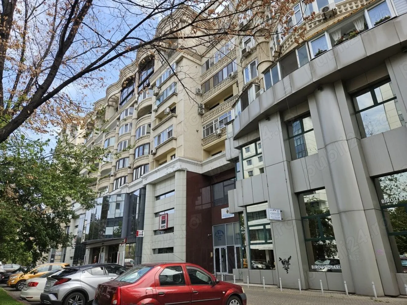 B-dul Unirii, Tribunal, 2 camere decomandate, bloc monolit, direct proprietar - Oferim spre vânzare un apartament de 2 camere, ultracentral, suprafața 70 mp, vedere pe spate, liniștit. Etaj 2 din 7. Disponibil imediat. Îmbunătățiri : geamuri termopan, jaluzele electrice, 3 aparate de aer conditionat. Loc de parcare .