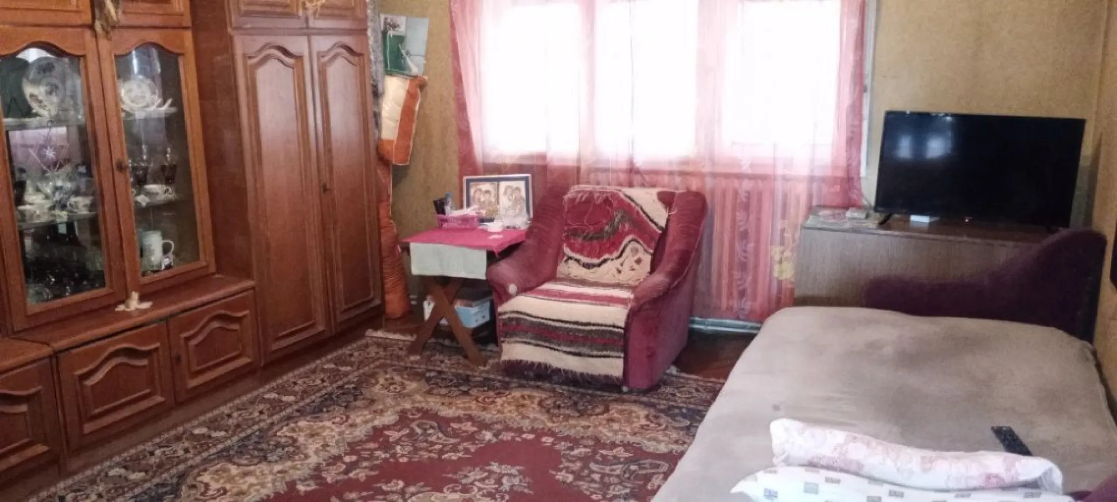 BRASADAS vinde ap 3 cam în casă - zona Botizului. - Agenția imobiliara BRASADAS vinde apartament cu 3 camere (etajul 2) în casă în asociație, p+2 etaje (cate un apartament pe etaj) bucătărie imensă, baie, cămară de alimente, hol spațios, boxă beci, curte mare comună, teren grădină, garaj. www.brasadas.com.