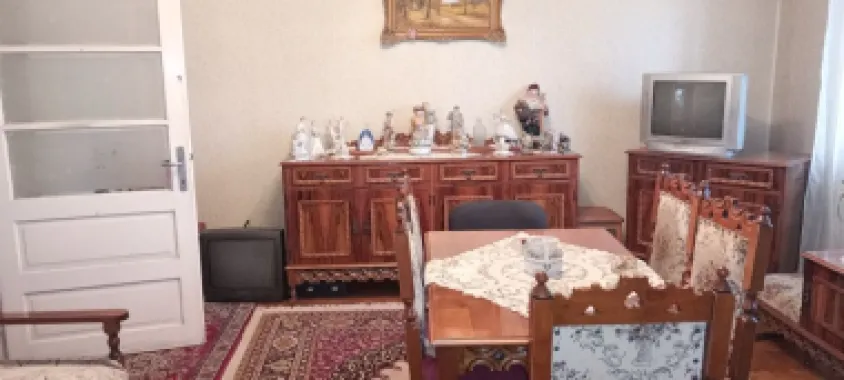 BRASADAS vinde ap 3 cam în casă - zona Botizului.