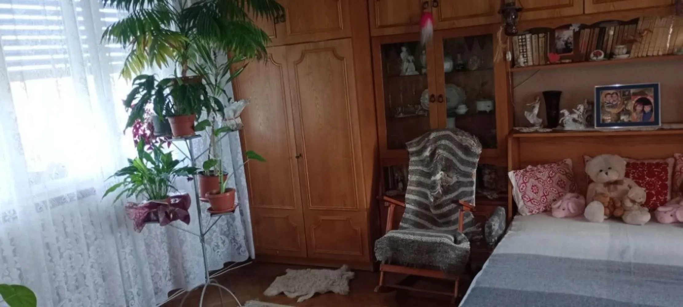 BRASADAS vinde ap 3 cam în casă - zona Botizului. - Agenția imobiliara BRASADAS vinde apartament cu 3 camere (etajul 2) în casă în asociație, p+2 etaje (cate un apartament pe etaj) bucătărie imensă, baie, cămară de alimente, hol spațios, boxă beci, curte mare comună, teren grădină, garaj. www.brasadas.com.