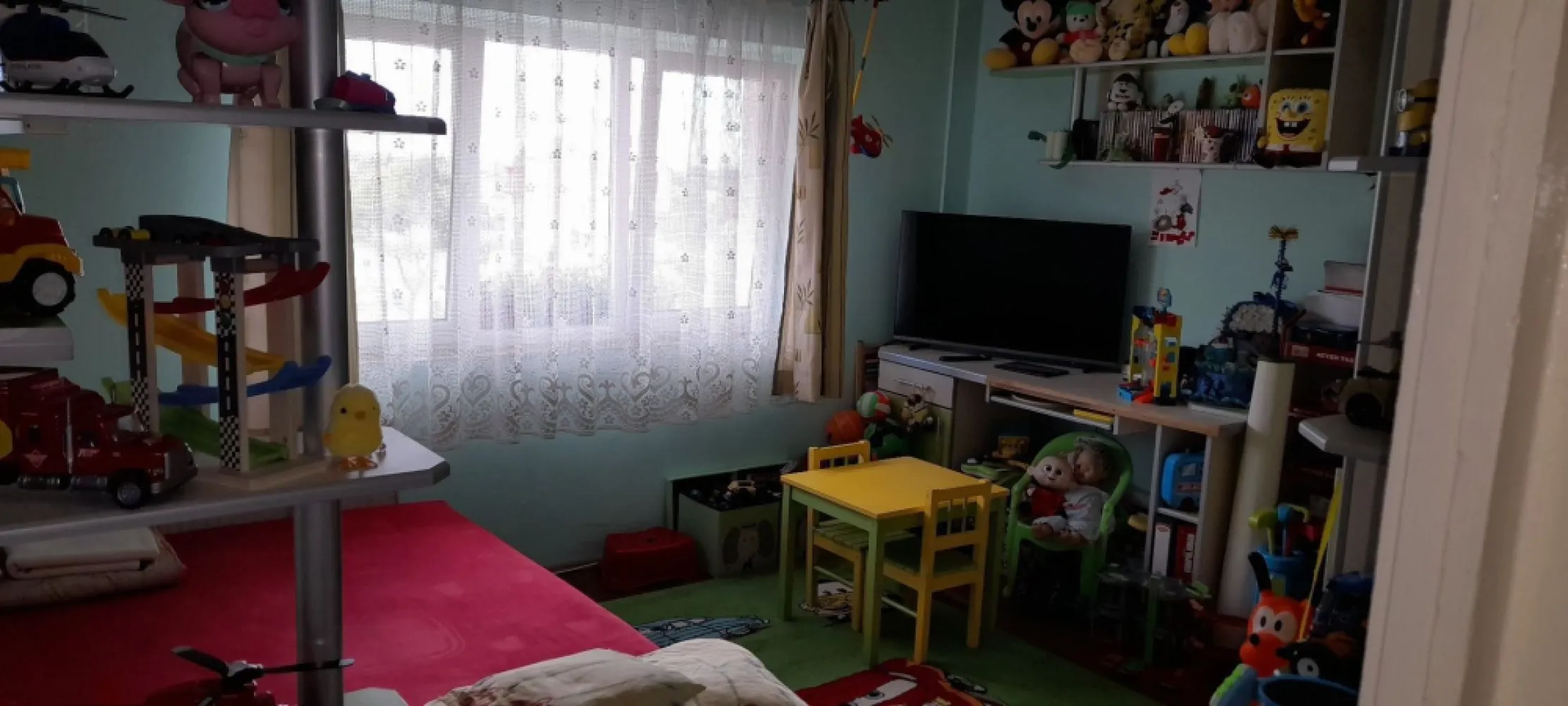 Apartament 3 camere - De vanzare ap. Carpati 2 Compartimentat astfel : - 3 camere decomandate - 2 bai - debara in bucatarie si pe balcon - balcon mare la bucatarie - loc de parcare - boxa in beci uscat Este situat la un minut distanta de 2 statii de autobuz, cu directii in tot orasul, magazine la 2-3 minute, scoala- gradinita in apropiere