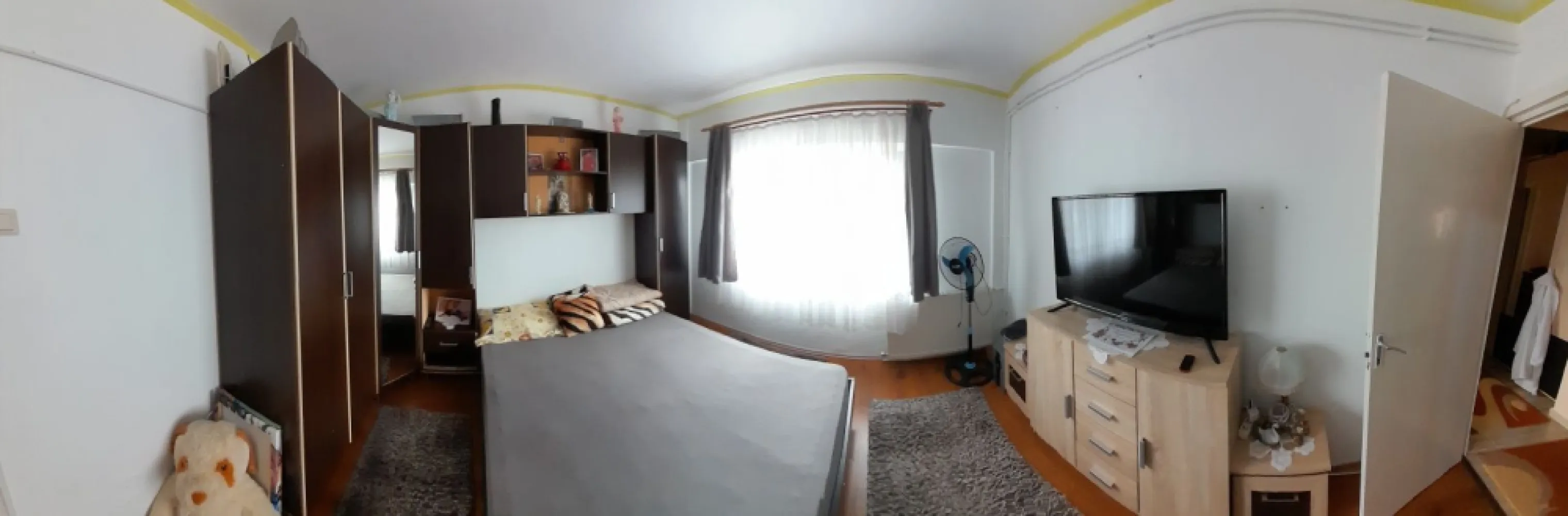 Apartament 3 camere - De vanzare ap. Carpati 2 Compartimentat astfel : - 3 camere decomandate - 2 bai - debara in bucatarie si pe balcon - balcon mare la bucatarie - loc de parcare - boxa in beci uscat Este situat la un minut distanta de 2 statii de autobuz, cu directii in tot orasul, magazine la 2-3 minute, scoala- gradinita in apropiere
