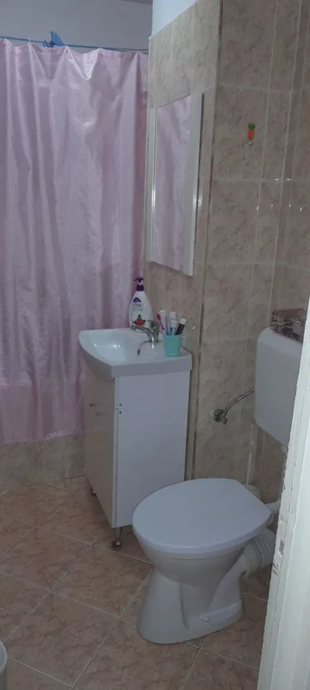 Apartament 3 camere - De vanzare ap. Carpati 2 Compartimentat astfel : - 3 camere decomandate - 2 bai - debara in bucatarie si pe balcon - balcon mare la bucatarie - loc de parcare - boxa in beci uscat Este situat la un minut distanta de 2 statii de autobuz, cu directii in tot orasul, magazine la 2-3 minute, scoala- gradinita in apropiere