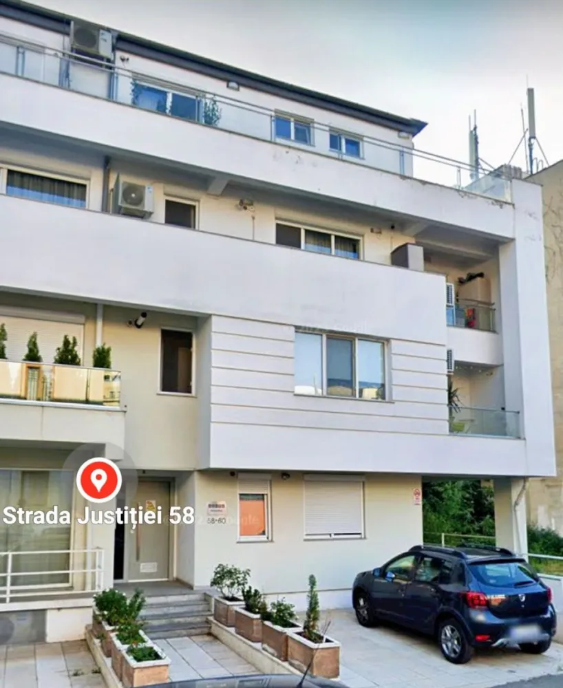 Bd Unirii Fantani, parcare subterana, sufragerie vitrata in totalitate - Cel mai vitrat apartament scos la vanzare. Sufrageria vitrata de sus pana jos, vedere spre terasa si curte cu gradina interioara. Terasa 9 mp. Suprafata construita 82 mp. Suprafata utila 67 mp. 2 bai, 2 camere, parchet lux din lemn masiv de nuc natural ( 500 eur/ mp ), incalizare in pardoseala, centrala electrica. Aparate de aer conditionat smart home. Utilat si mobilat. Imobil cochet cu 12 apartamente, finalizat in anul 2017, Justitiei 58-60. Et 1 din 2. Lift ce coboara din parcarea subterana in fata usii de acces in apartament. Vecini deosebiti. Loc de parcare masiv in parcarea subterana. Apartament inchiriat incepand cu anul 2021, perioada nedeterminata, chirie achitata de Ministerul Justitiei. Pentru mai multe oferte accesați www.ageuropa.ro