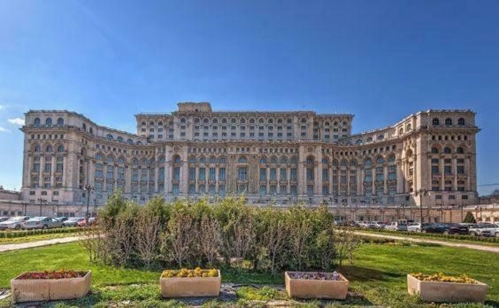 Bd Unirii Fantani, parcare subterana, sufragerie vitrata in totalitate - Cel mai vitrat apartament scos la vanzare. Sufrageria vitrata de sus pana jos, vedere spre terasa si curte cu gradina interioara. Terasa 9 mp. Suprafata construita 82 mp. Suprafata utila 67 mp. 2 bai, 2 camere, parchet lux din lemn masiv de nuc natural ( 500 eur/ mp ), incalizare in pardoseala, centrala electrica. Aparate de aer conditionat smart home. Utilat si mobilat. Imobil cochet cu 12 apartamente, finalizat in anul 2017, Justitiei 58-60. Et 1 din 2. Lift ce coboara din parcarea subterana in fata usii de acces in apartament. Vecini deosebiti. Loc de parcare masiv in parcarea subterana. Apartament inchiriat incepand cu anul 2021, perioada nedeterminata, chirie achitata de Ministerul Justitiei. Pentru mai multe oferte accesați www.ageuropa.ro
