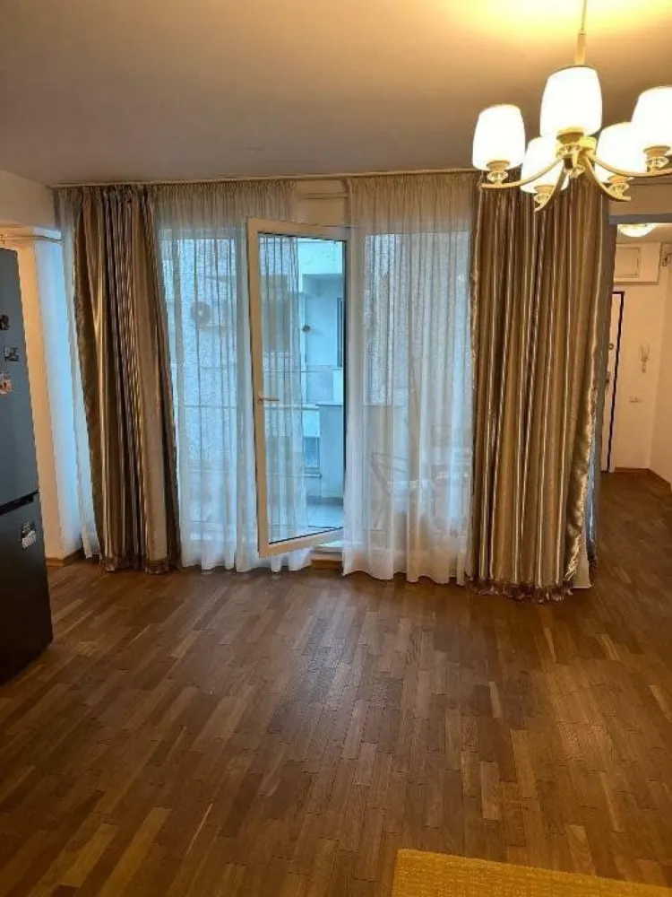 Bd Unirii Fantani, parcare subterana, sufragerie vitrata in totalitate - Cel mai vitrat apartament scos la vanzare. Sufrageria vitrata de sus pana jos, vedere spre terasa si curte cu gradina interioara. Terasa 9 mp. Suprafata construita 82 mp. Suprafata utila 67 mp. 2 bai, 2 camere, parchet lux din lemn masiv de nuc natural ( 500 eur/ mp ), incalizare in pardoseala, centrala electrica. Aparate de aer conditionat smart home. Utilat si mobilat. Imobil cochet cu 12 apartamente, finalizat in anul 2017, Justitiei 58-60. Et 1 din 2. Lift ce coboara din parcarea subterana in fata usii de acces in apartament. Vecini deosebiti. Loc de parcare masiv in parcarea subterana. Apartament inchiriat incepand cu anul 2021, perioada nedeterminata, chirie achitata de Ministerul Justitiei. Pentru mai multe oferte accesați www.ageuropa.ro